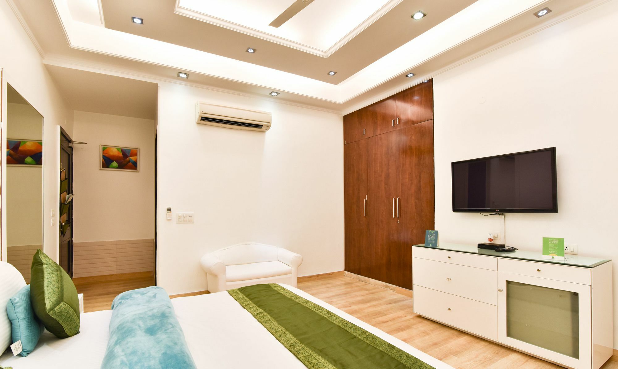 Treebo Trend The G8 Sector 39 Hotell Noida Exteriör bild